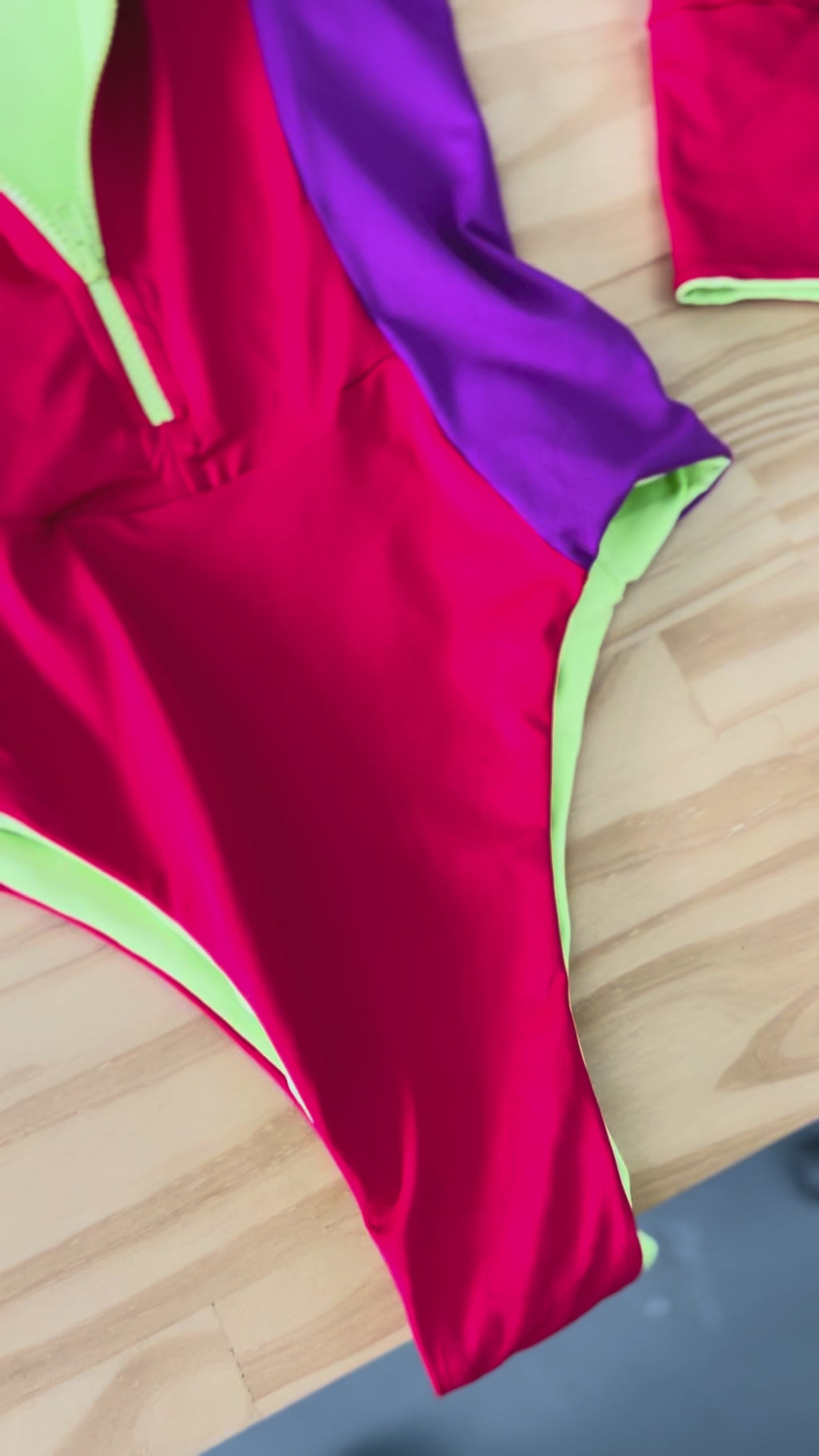 Maiô Vermelho com Zíper Verde Limão Frutoze